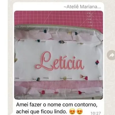 Print de conversa: aluna mostra o nome Letícia bordado com contorno e diz que amou o resultado